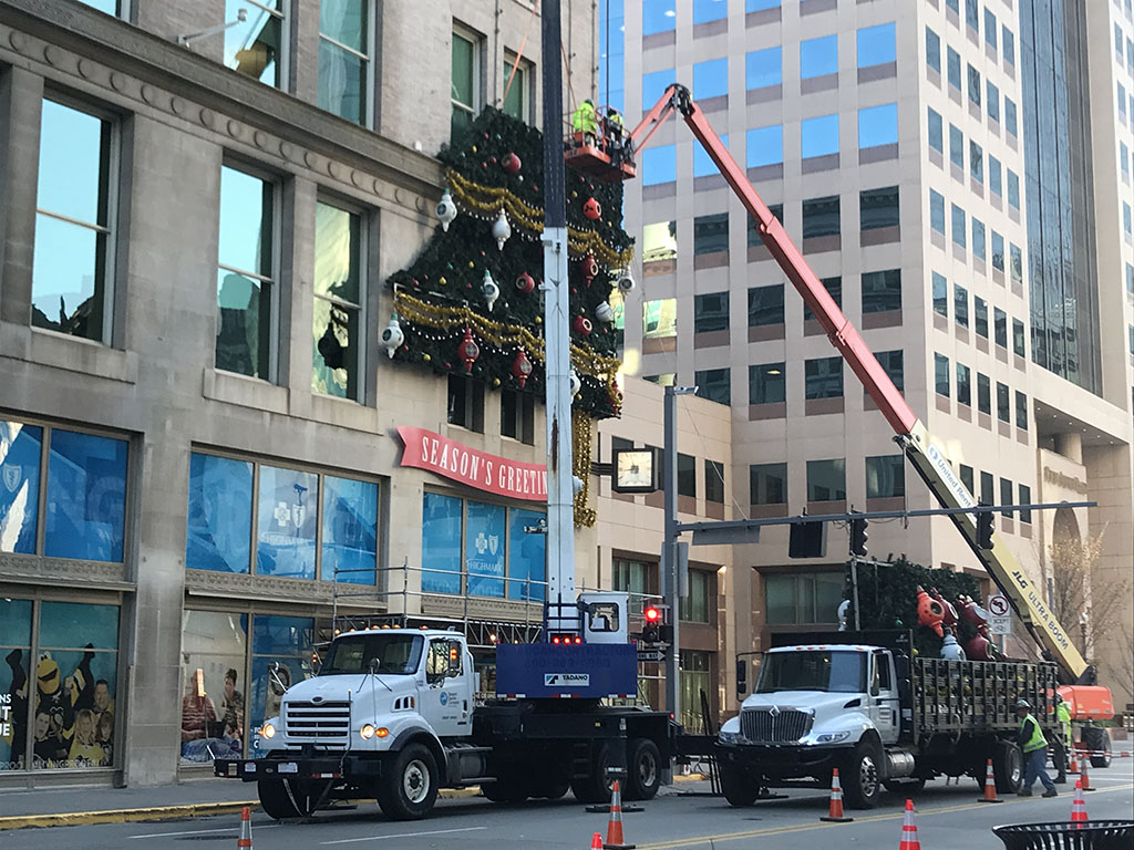 Highmark Unity Tree Goes Up In Downtown Pittsburgh - CBS Pittsburgh